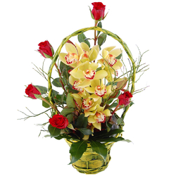 Storczyk i róże w koszyku Kwiaty